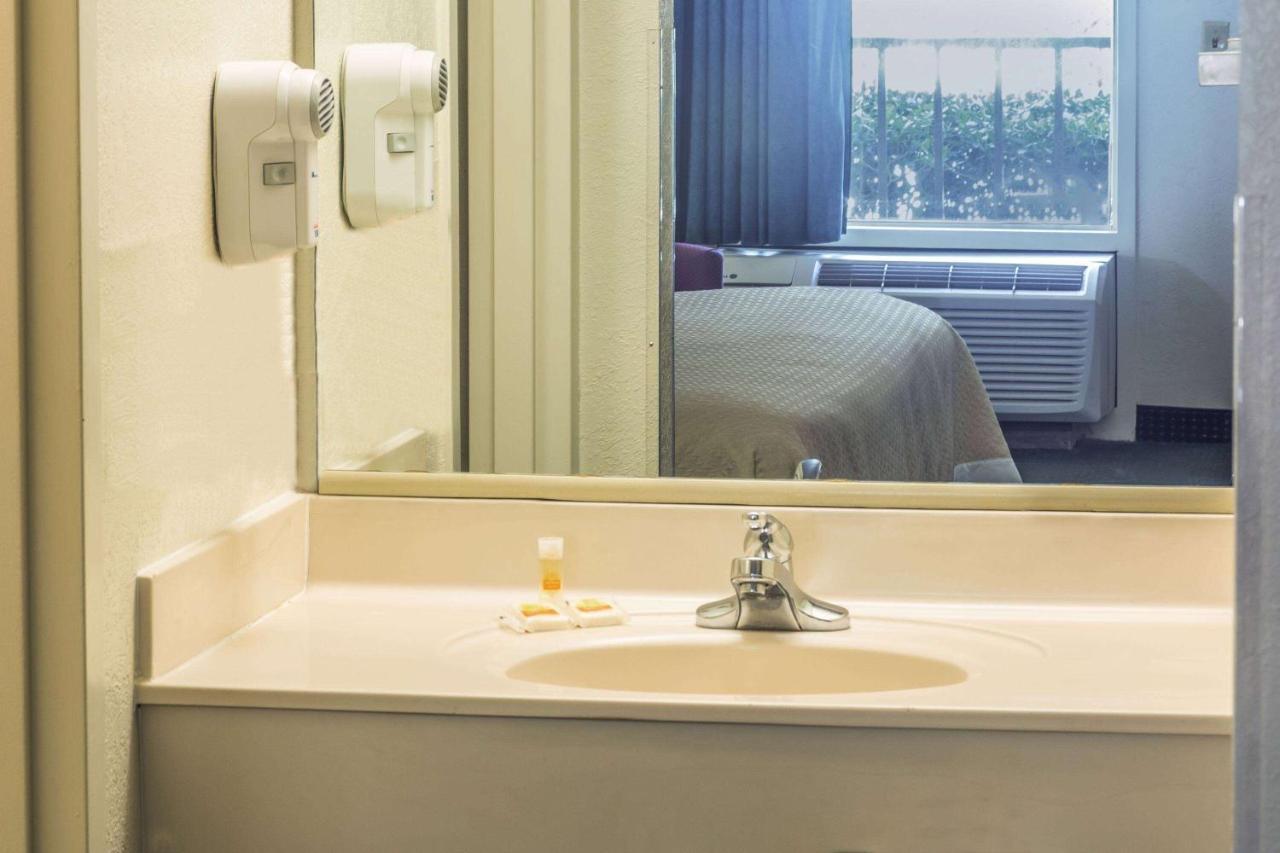 Days Inn By Wyndham Lake Park/Valdosta Екстериор снимка